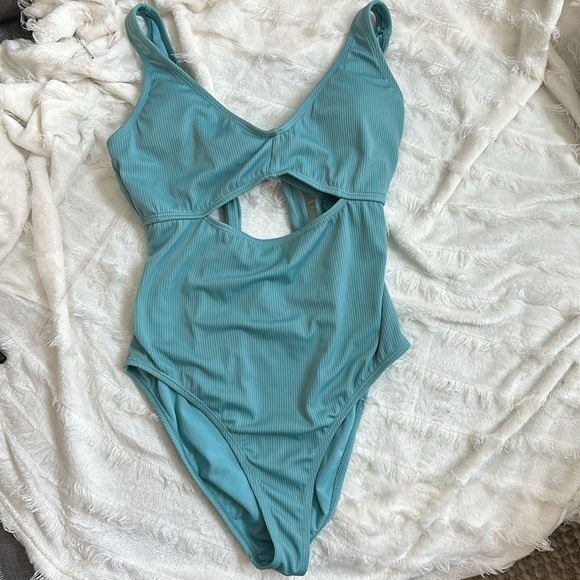 Light baby blue one‎ piece swimsuit - Picture 4 of 4